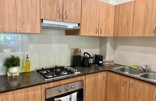 South Brisbane Apartment | 2-Bed Unit with Large Backyard, BBQ & Parking