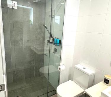 Upper Mount Gravatt Apartment | 2 Bedroom aparment with Views and parking in Garden City
