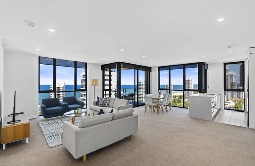 Broadbeach Apartment | 2 Bedroom Apartment with Ocean Views at Opus