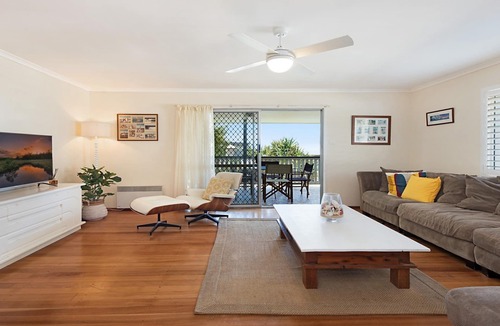 Dicky Beach House | 20 Mackay St Dicky Beach QLD