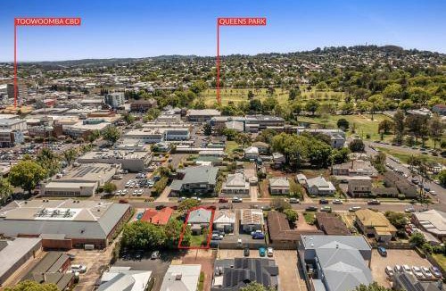 East Toowoomba House | 200 m² House ∙ 3 bedrooms ∙ 6 guests