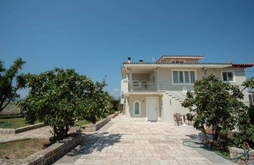 Nea Kios Resort | 200 m² Resort ∙ 4 bedrooms ∙ 14 guests