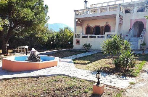Chalcis Villa | 250 m² Villa ∙ 5 bedrooms ∙ 14 guests