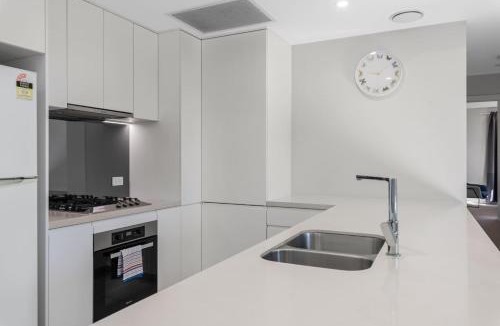 Macgregor Apartment | 2BR Apartment with Balcony Near Food Shop and Transit