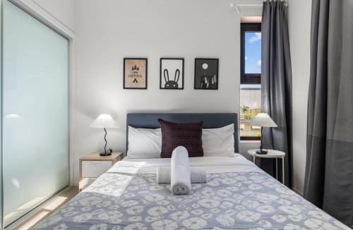 Macgregor Apartment | 2BR Apartment with Balcony Near Food Shop and Transit