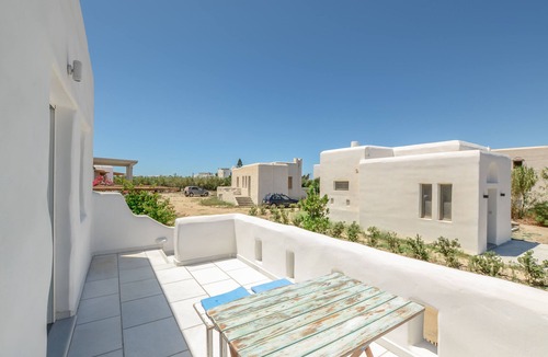 Agia Anna House | 2mins from Agia Anna/Plaka beach, family-friendly, quiet with backyard + garden