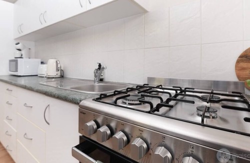 Woolloongabba Apartment | 3 Bed Budget Brisbane Gem With Parking Near Gabba