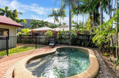 Clifton Beach House | 3-Bed Family Home with Pool & BBQ by the Beach
