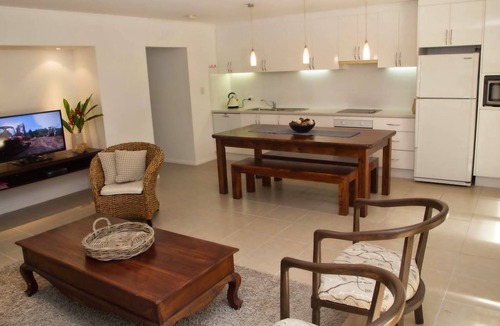 Palm Cove House | 3 minute walk to the beach and cafes!