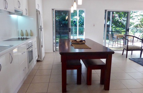 Palm Cove House | 3 minute walk to the beach and cafes!