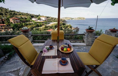 Agii Apostoli House | 300 m² House ∙ 5 bedrooms ∙ 11 guests