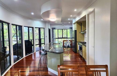 Kingfisher Bay House | 300 m² House ∙ 4 bedrooms ∙ 12 guests