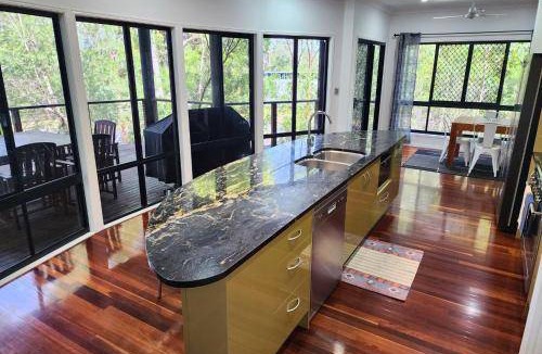 Kingfisher Bay House | 300 m² House ∙ 4 bedrooms ∙ 12 guests