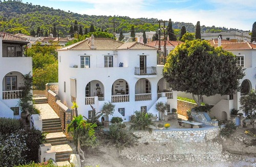 Spetses Villa | 300 m² Villa ∙ 8 bedrooms ∙ 18 guests