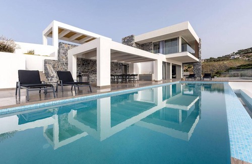 Agia Pelagia House | 320 m² Farmhouse ∙ 5 bedrooms ∙ 10 guests