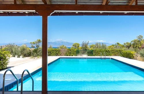 Loutraki-Agioi Theodoroi Villa | 320 m² Villa ∙ 5 bedrooms ∙ 14 guests