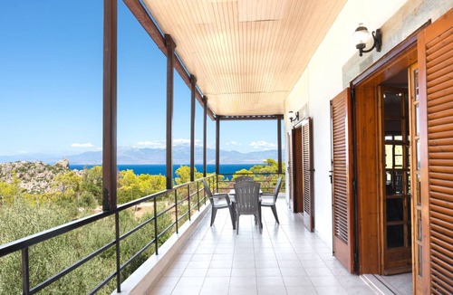 Loutraki-Agioi Theodoroi Villa | 320 m² Villa ∙ 5 bedrooms ∙ 14 guests