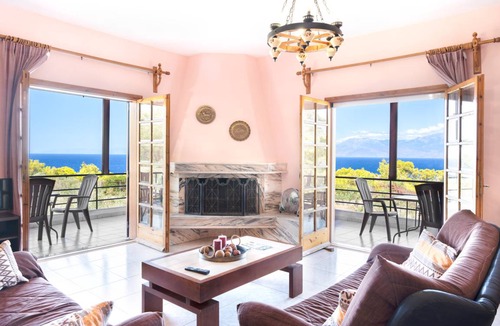 Loutraki-Agioi Theodoroi Villa | 320 m² Villa ∙ 5 bedrooms ∙ 14 guests