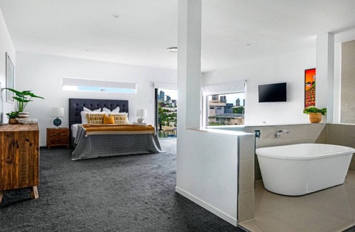 Broadbeach Waters House | 374 m² House ∙ 5 bedrooms ∙ 14 guests