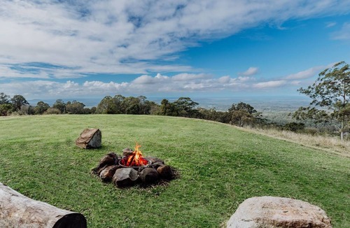 Mount Mellum House | 3BR Retreat: Embrace Hinterland, Alfresco Dining & Fireplace