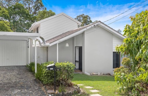 Ferny Hills House | 4-Bed Family Home with Large Entertaining Backyard