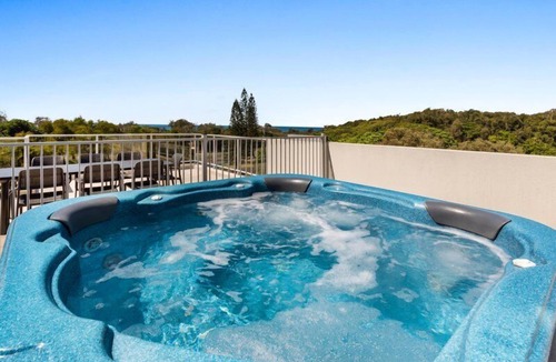Marcoola Apartment | 4 Bedroom Luxury Beach House - with Private Pool Rooftop Spa