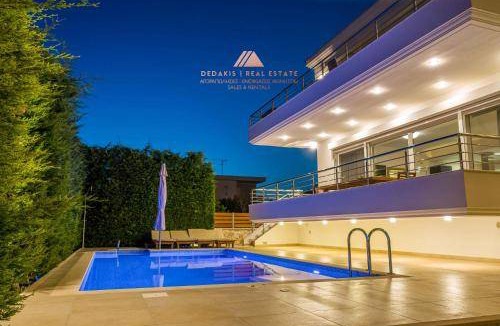 Loutraki Villa | 410 m² Villa ∙ 5 bedrooms ∙ 12 guests