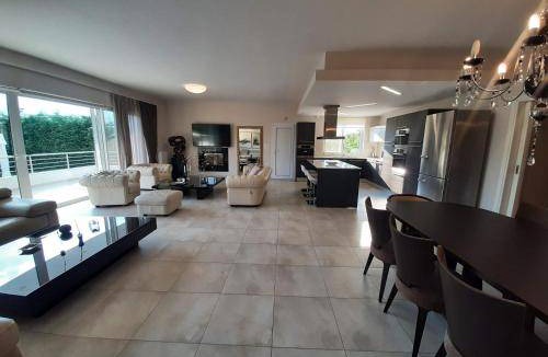 Loutraki Villa | 410 m² Villa ∙ 5 bedrooms ∙ 12 guests