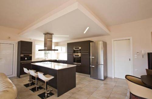 Loutraki Villa | 410 m² Villa ∙ 5 bedrooms ∙ 12 guests