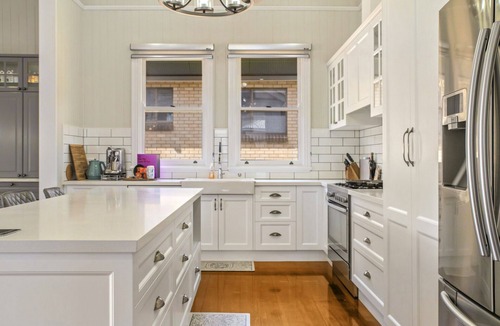 Woolloongabba House | 5 min to BNE City Centre & Next to The Gabba! Unique Character Queenslander Home