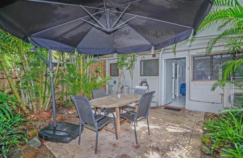 Palm Cove Apartment | A cozy Palm Cove unit 3 with a private garden