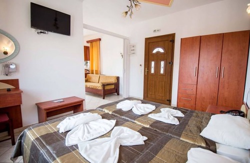 Anaxos Apartment | A spacious and bright studio with balcony