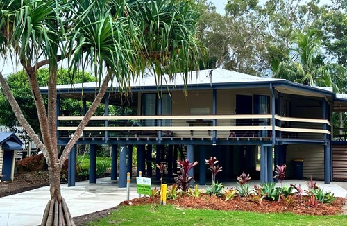 Traviston House | A Yearenda - Water Views -3BR - Steps to the Beach