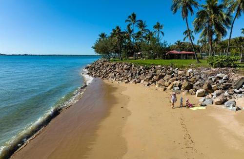 Blacks Beach Apartment | ABSOLUTE BEACH FRONT MACKAY - Blue Pacific