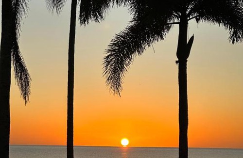 Newell House | ABSOLUTE BEACHFRONT BLISS - NEWELL BEACH - 10 Metres to the Ocean
