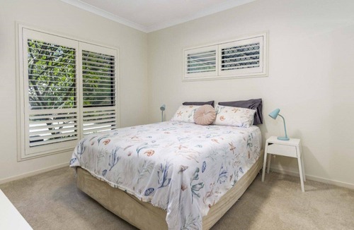 Beachmere House | Absolute Beachfront Holiday House