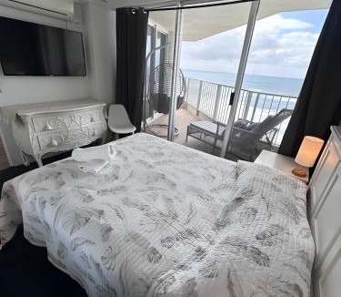 Main Beach Apartment | Absolute Beachfront Luxury - Heated Pool - 75 TV