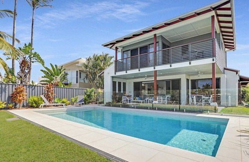 Buddina House | Adelong- Waterfront Home Bordering Mooloolaba
