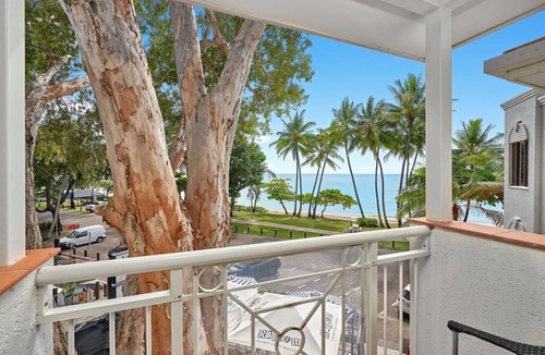 Palm Cove Apartment | Alassio Beachfront Apartment 302
