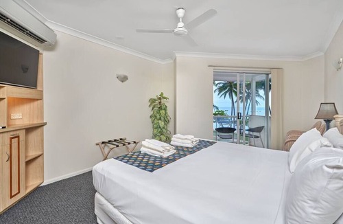 Palm Cove Apartment | Alassio Beachfront Spa Suite 302-2