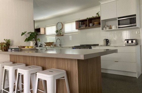 Moffat Beach House | Alkadema @ Moffat with separate self contained Boudoir, just 400m from the beach