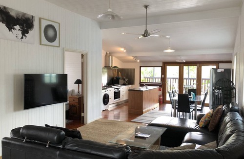 Parramatta Park House | All The Vues Tropical Oasis ideal for workgroup 6 friends and extended families