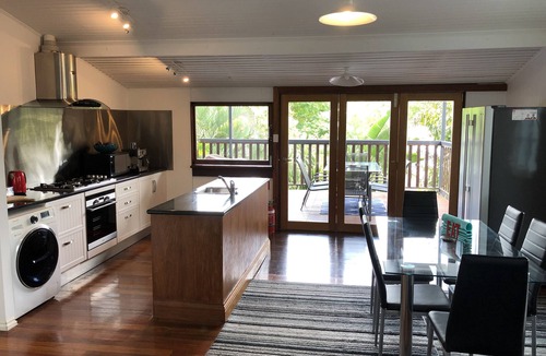 Parramatta Park House | All The Vues Tropical Oasis ideal for workgroup 6 friends and extended families