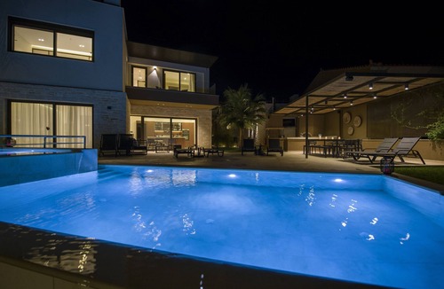 Plaka Villa | Almi-Cove Hilltop Villa I