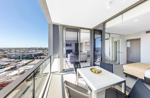 Milton Apartment | Amazing 2BR delicate Apt, 1min to train station