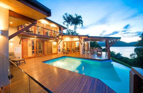 Cannonvale House | Amazing Whitsunday Views at High Tide