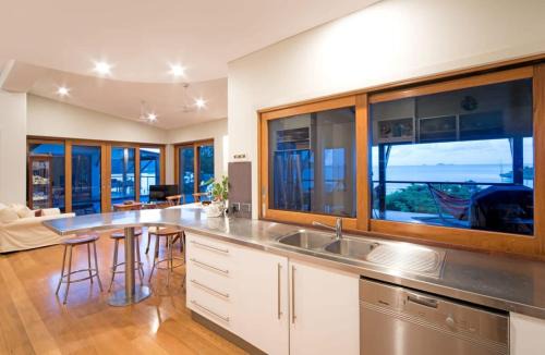 Cannonvale House | Amazing Whitsunday Views at High Tide