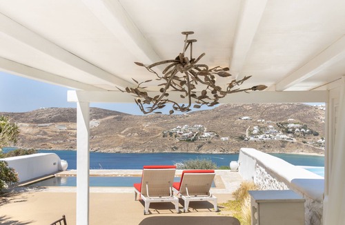 Kalafatis Villa | An elegant Villa with infinity pool and a breathtaking sea view