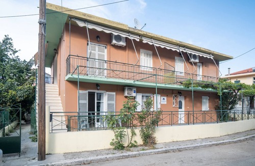 Poros Apartment | Apartment '- Ground Floor' with Shared Garden, Wi-Fi and Air Conditioning