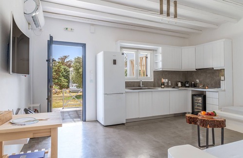 Kato Fellos Apartment | Apartment In A Hotel "Ow Andros Luxury Suites 4" with Mountain View, Private Terrace & Wi-Fi